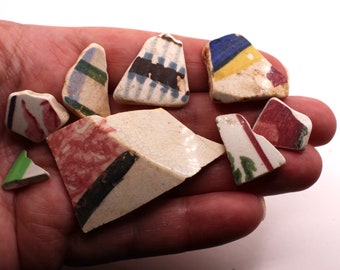 18 tiestos de cerámica marina escocesa pintados a mano, multicolores y con bonitos diseños. Vintage Sea Pottery joyería arte suministros playa junto al mar.