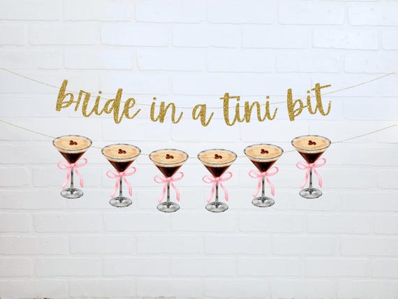 Striscione Decorativo "A Bride In A Tini Bit" Per Addio Al Nubilato A Tema Espresso Martini – Colore Verde, Cartoncino Premium Con Nastri, 3m