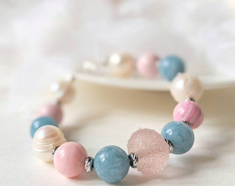 Bracelet en pierres précieuses bleues et roses avec perle en verre au chalumeau