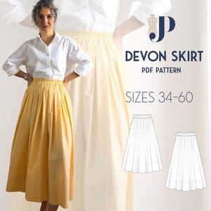以下が含まれることがあります： 黄色いプリーツスカートと白いシャツを着た女性。画像には「DEVON SKIRT PDF PATTERN」と「SIZES 34-60」の文字が含まれています。スカートは膝丈で、ウエストバンドが太いです。