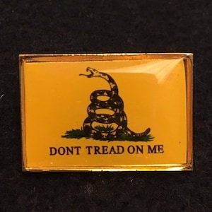 Don&#39;t Tread On Me Gadsen Enamel Backpack pin - Jacket Pin - Graffiti pin - Lapel pin - Motorcycle pin - Tie pin - Collectable Pins