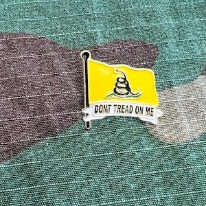 Don&#39;t Tread On Me Gadsen Enamel Backpack pin - Jacket Pin - Graffiti pin - Lapel pin - Motorcycle pin - Tie pin - Collectable Pins