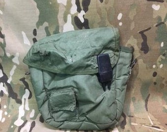 Op de afbeelding: Een groene nylon waterfleshoes met een zwarte plastic clip. De hoes heeft een klein vakje aan de voorkant.