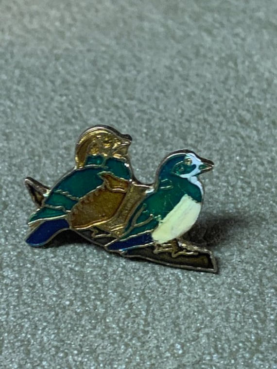 love Birds  Enamel Backpack pin - Jacket Pin - Gra