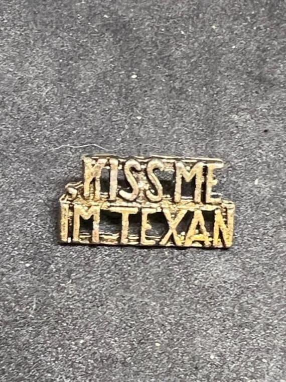 Metal Kiss Me Im Texan  Backpack pin - Jacket Pin 