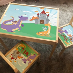 Personalisierte Kinder Ikea LATT Holztisch und 2 Stühle gedruckt Drachen Märchen Regenbogen Schloss Rosa Spiel Karte Matte Kinder Mädchen Freund Junge