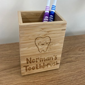 Nachhaltiger Bambus Zahnbürstenhalter mit personalisierter Gravur Smiling Tooth Design