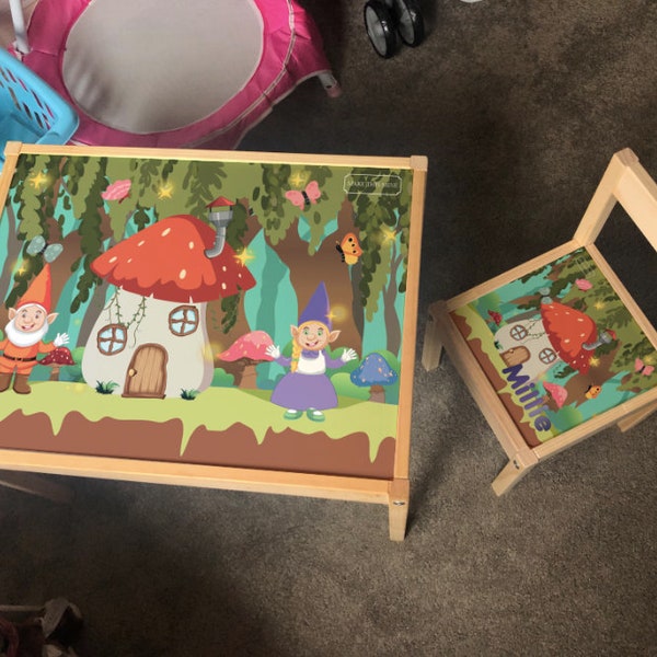 Personalisierter Kinder Ikea LATT Holztisch und 1 Stuhl Gedruckt Gnome Garten Schmetterling, Pilzspielkarte Matte Kinder Mädchen Jungen