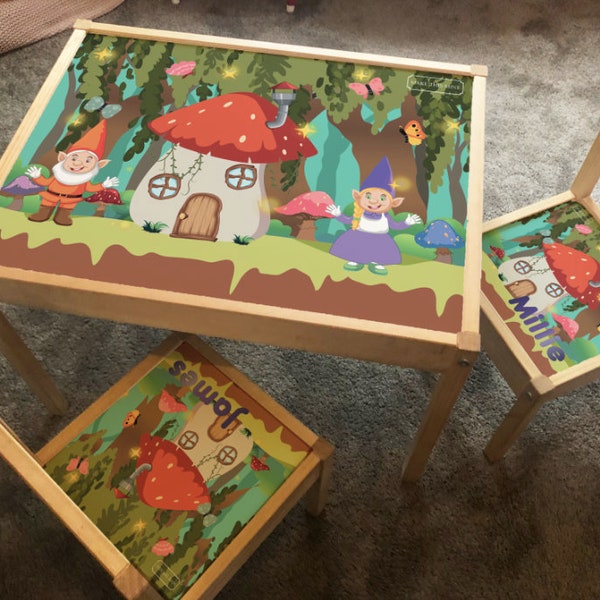 Personalisierter Kinder Ikea LATT Holztisch und 2 Stühlen Gedruckt Gnome Garten Schmetterling, Pilzspielkarte Matte Kinder Mädchen Jungen