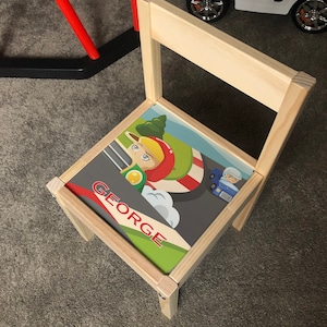 Gepersonaliseerde kinder STICKER ALLEEN voor Ikea LATT Houten Stoel Race Auto Wielen Road Track Play Map Mat Hot Kids Meisjes Vriend Jongens Familie