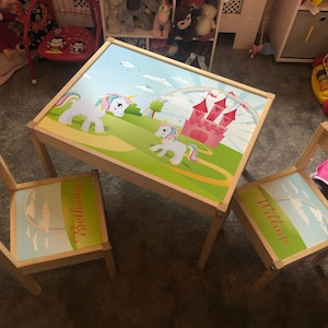 Personalisierte Kinder Ikea LATT Holztisch und 2 Stühlen Gedruckt Einhorn Märchen Regenbogen Schloss Rosa Spielkarte Matte Kinder Mädchen Freund Junge