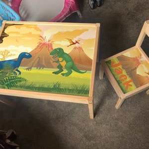 Personalisierte Kinder Ikea LATT Holztisch und 1 Stuhl Gedruckt Dinosaurier DIno2 T-Rex Ei Spielkarte Kinder Mädchen Freunde Jungen Familie