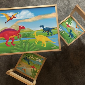 Personalisierter Kinder Ikea LATT Holztisch und 2 Stühle Bedruckter Dinosaurier Dino1 T-rex Ei Spielkartenmatte Kinder Mädchen Freunde Jungen Familie