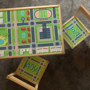 Personalisierte Kinder Ikea LATT Holztisch und 2 Stühlen Gedruckt Stadt Straße Auto Zug Räder Stadt Land Spielkarte Matte Hot Kids Mädchen Jungen