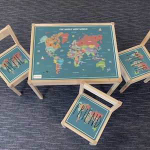 Personalisierter Ikea LATT Holztisch und 3 Stühle Bedruckte Weltkarte mit Sehenswürdigkeiten, Lernen, Schreibtisch, Schule, Kinder, Geographie