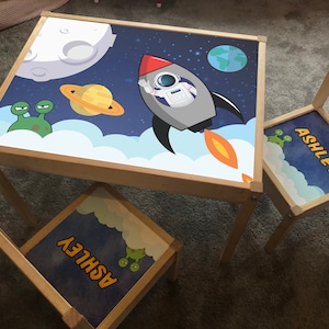 Personalisierte Kinder Ikea LATT Holztisch und 2 Stühle gedruckt Weltraum Astronaut Planeten Sonnensystem Raketen Spiel Karte Matte Kinder Mädchen Junge