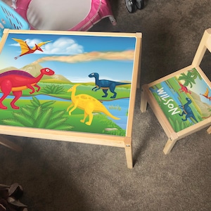 Personalisierte Kinder Ikea LATT Holztisch und 1 Stuhl Gedruckt Dinosaurier Dino1 T-Rex Ei Spielkarte Kinder Mädchen Freunde Jungen Familie