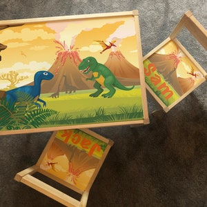 Personalisierter Kinder Ikea LATT Holztisch und 2 Stühlen Gedruckt Dinosaurier Dino2 T-Rex Ei Spielkarte Kinder Mädchen Freunde Jungen Familie