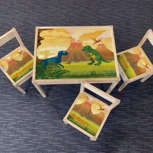 Personalisierter Kinder Ikea LATT Holztisch und 3 Stühlen Gedruckt Dinosaurier Dino2 T-Rex Ei Spielkarte Kinder Mädchen Freunde Jungen Familie