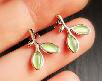 1 pair of ear studs, leaf, silver-plated with gemstone