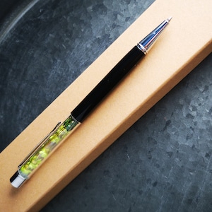 penna a sfera decorata, fiori gialli