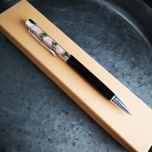 penna a sfera decorata, quarzo rosa e muschio