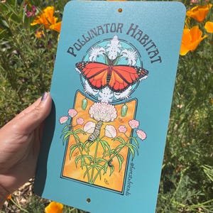 Puede incluir: Un letrero met&aacute;lico turquesa con las palabras "Pollinator Habitat" y una ilustraci&oacute;n de una mariposa monarca. El letrero tambi&eacute;n presenta una oruga, flores y el texto "@forestx.friends".