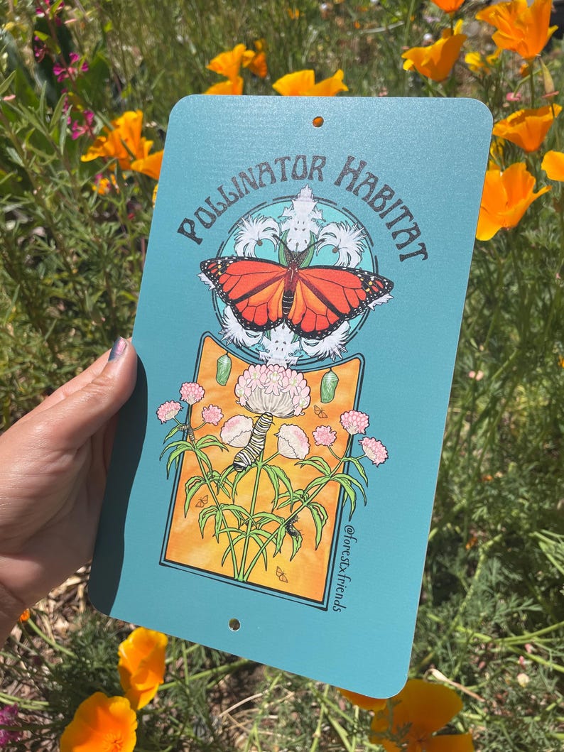 Puede incluir: Un letrero met&aacute;lico turquesa con las palabras "Pollinator Habitat" y una ilustraci&oacute;n de una mariposa monarca. El letrero tambi&eacute;n presenta una oruga, flores y el texto "@forestx.friends".