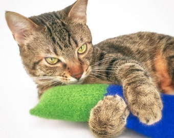 Jouet pour chat. Pois/saphir. Herbe à chat biologique. Jouet d'herbe à chat. Jouet en laine pour chat. Kicker pour chat. Grand kicker d'herbe à chat. Jouet pour chat vert. Jouet chat bleu