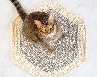 Chunky Wool Crochet Cat Mat: Hexagon Ivory & Gray Pet Bed