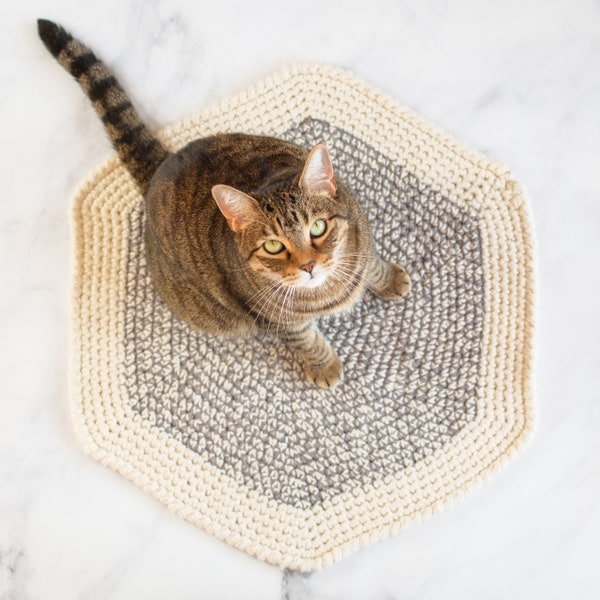 Literie pour animaux de compagnie. Tapis de chat en ivoire. Couverture de chat. Couverture au crochet. Neutre. Ivoire gris. Tapis de chat au crochet. Lit pour animaux de compagnie en laine chunky. Literie pour animaux de compagnie en ivoire