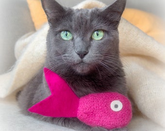 Catnip Toy. Cat toy. Catnip Fish. Hot Pink. Tropical Fish. Valerian Option. Organic Catnip. Wool Felt Toy. Felt Cat Toy. Pink Cat Toy.