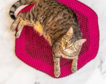 Literie pour animaux de compagnie. Tapis chat. Couverture pour chat rose. Couverture au crochet. Rose fuschia avec vin rouge. Tapis chat au crochet. Lit pour animal de compagnie en laine épaisse. Lit épais en laine