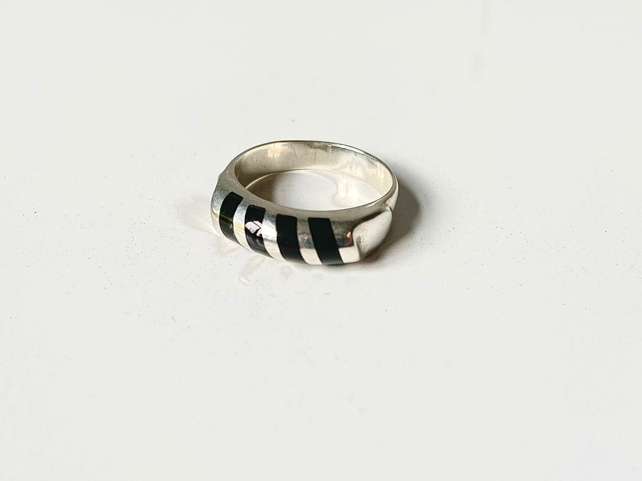 Vintage '80s Black & White Striped Mod Plastic Ring size 7.5 