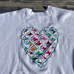 Vintage 1990s Grannycore Sweatshirt Heart Graphics White Size L 44 Chest Cottagecore Rainbow