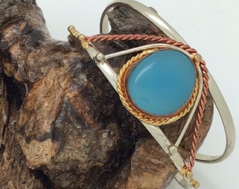 KONA 手作り、調節可能、精巧に彫刻された本物のラブラドライト、カルセドニー、レインボームーンストーンのミックスメタルブレスレット