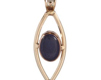 厳選されたブラックオニキスを使用した、手作りで精巧に彫刻された混合金属ペンダント