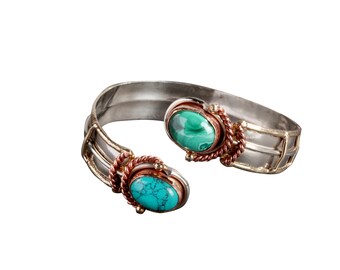 本物のマラカイトと再生ターコイズを使用した、手作りの精巧に彫刻された混合金属ブレスレット。調節可能。