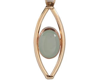 厳選された本物のカルセドニーを使用した、手作りで精巧に彫刻された混合金属ペンダント