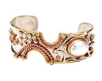 手作り、精巧に彫刻されたパール付きミックスメタルブレスレット、調節可能