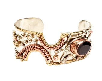 手作りで精巧に彫刻されたミックスメタルブレスレット。天然の高品質で手作業で選ばれたファセットスモーキークォーツを使用。調節可能。