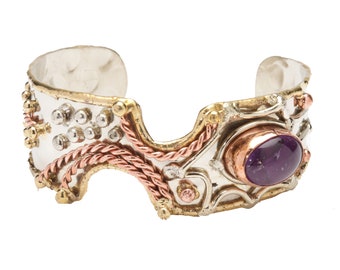 手作りで精巧に彫刻された本物のアメジストを使用したミックスメタルブレスレット。調節可能。