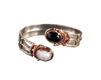 本物のレインボームーンストーンとブラックオニキスを使用した、手作りの精巧な彫刻が施されたミックスメタルブレスレット。調節可能。