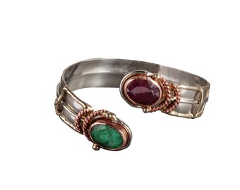 ロックエメラルドとロックルビーを使用した、手作りの精巧な彫刻が施されたミックスメタルブレスレット。調節可能。