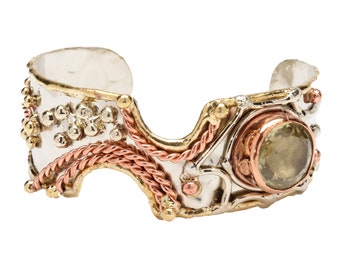 手作りで精巧に彫刻されたミックスメタルブレスレット。天然の高品質、手作業で選ばれたシトリンを使用。調節可能。