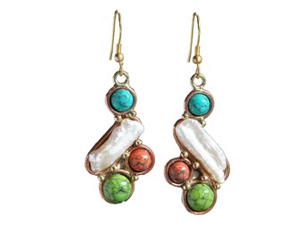 手作りで精巧に彫刻された、再生ターコイズ、カラージャスパー、ビワパールを使用したミックスメタルイヤリング