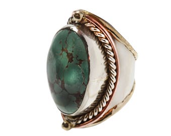 手作りで精巧に彫刻された本物のチベットターコイズを使用したミックスメタルリング。調節可能でほとんどの人にフィットします。