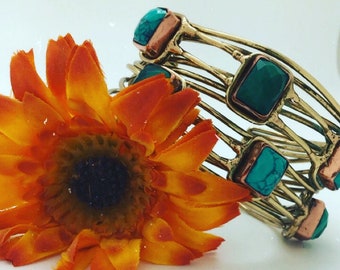 Lehar カフ - 手作りで精巧に彫刻された天然石入りの混合金属カフ