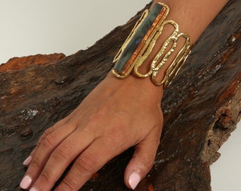 RANI カフ - 手作りで精巧に彫刻された天然石入りの混合金属カフ