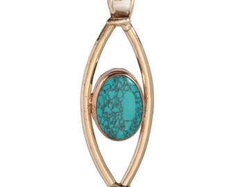 手作りで精巧に彫刻された、再生ターコイズを使用した混合金属ペンダント